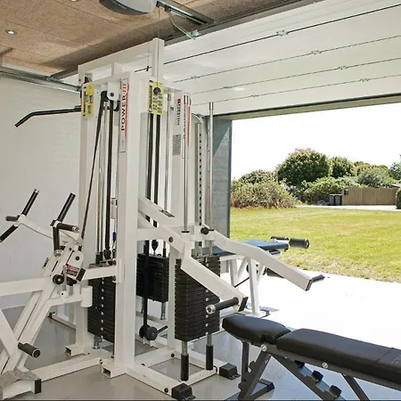 Nice In W/ Wifi And 5 Bedrooms Feriehus