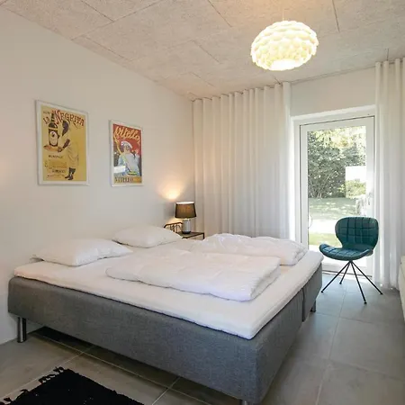Nice In W/ Wifi And 5 Bedrooms Feriehus